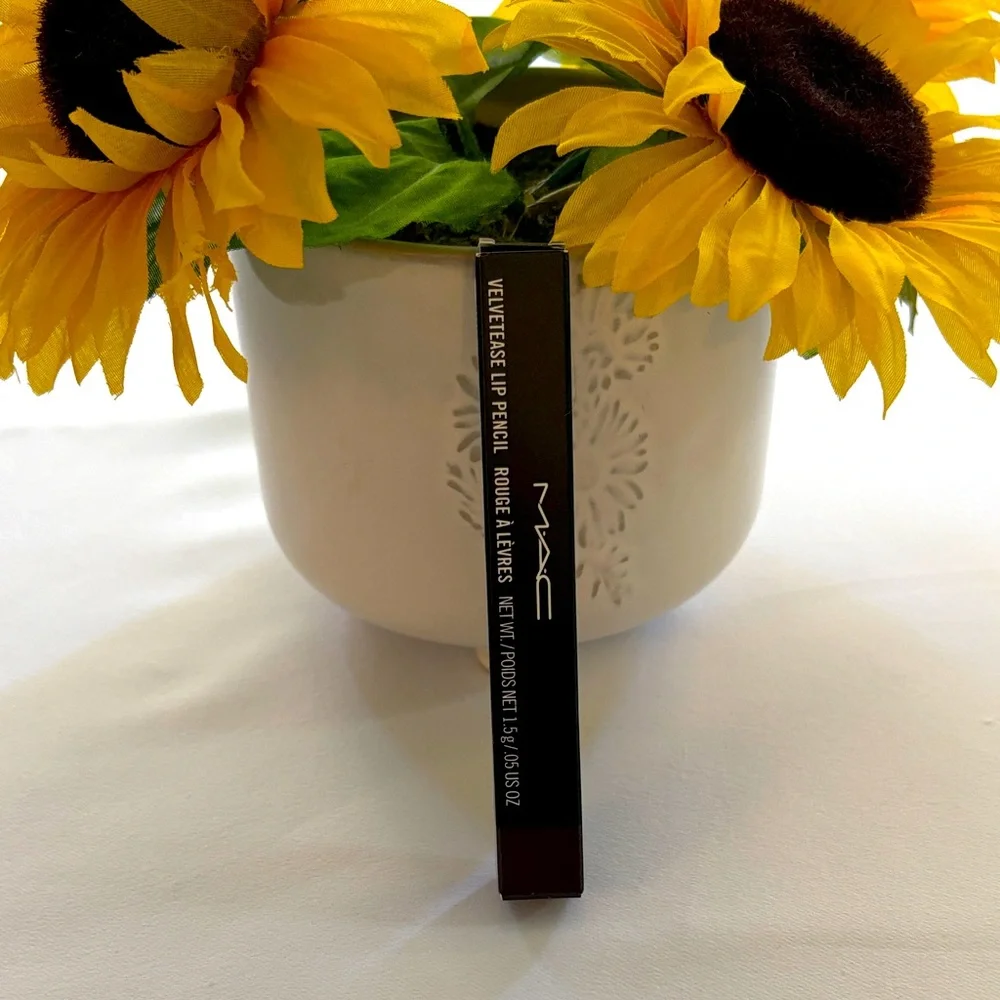 MAC Cosmetics Velvetease Lip Pencil